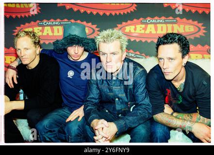 THE CULT, FULL BAND, READING FESTIVAL, 2001. Il leggendario gruppo rock britannico The Cult (L-R Matt Sorum, Ian Astbury, Billy Duffy, Martyn LeNoble) al Reading Festival, Reading, Regno Unito, il 26 agosto 2001. Foto: Rob Watkins. INFO: The Cult è un gruppo musicale britannico formatosi nel 1983, noto per la fusione di influenze post-punk, hard rock e gothic. Guidati dal cantante Ian Astbury e dal chitarrista Billy Duffy, i loro successi come "She Sells Sanctuary" e "Fire Woman" hanno guadagnato un ampio successo. Foto Stock