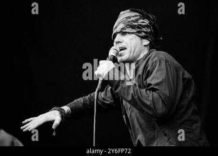 IAN ASTBURY, IL CULTO, READING FESTIVAL, 2001. Ian Astbury della leggendaria rock band britannica The Cult al Reading Festival, Reading, Regno Unito, il 26 agosto 2001. Foto: Rob Watkins. INFO: The Cult è un gruppo musicale britannico formatosi nel 1983, noto per la fusione di influenze post-punk, hard rock e gothic. Guidati dal cantante Ian Astbury e dal chitarrista Billy Duffy, i loro successi come "She Sells Sanctuary" e "Fire Woman" hanno guadagnato un ampio successo. Foto Stock