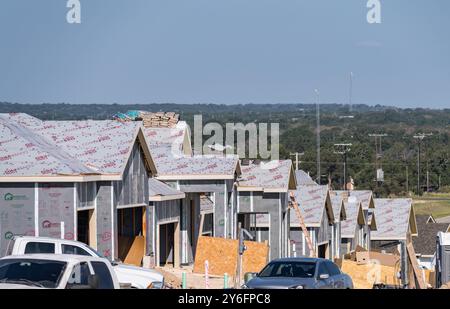 Georgetown, Texas - 25 settembre 2024: Fila di case unifamiliari con telai in legno dimensionali ricoperti di copertura sintetica CoverPro Foto Stock