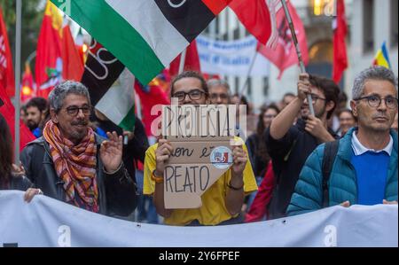 Milano, Italia. 25 settembre 2024. Corso contro il DDL sicurezza 'No alla repressione' con Cgil, Anpi, PD, AVS da corso Monforte - Milano, Italia - Mercoledì, 25 settembre 2024 (foto Stefano porta/LaPresse) protesta contro la legge sulla sicurezza 'No alla repressione' con CGIL, Anpi, PD, AVS in corso Monforte - Milano, Italia - mercoledì 25 settembre 2024 (foto Stefano porta/LaPresse) credito: LaPresse/Alamy Live News Foto Stock