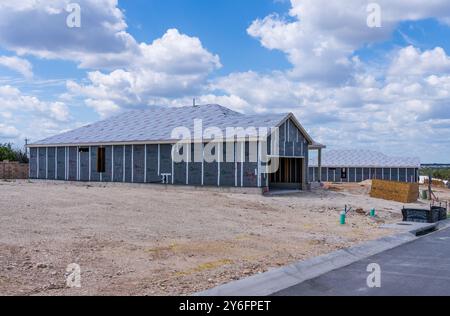 Georgetown, Texas - 22 settembre 2024: Casa unifamiliare con telai in legno dimensionali ricoperti di sottostrato per tetti sintetici CoverPro Foto Stock