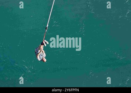 Man bungy jumping dal ponte Kawarau vicino a Queenstown, Otago, South Island, nuova Zelanda Foto Stock