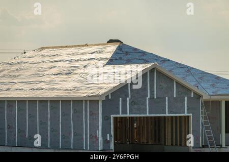 Georgetown, Texas - 17 settembre 2024: Casa unifamiliare con telai in legno dimensionali ricoperti di sottostrato per tetti sintetici CoverPro Foto Stock