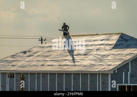 Georgetown, Texas - 17 settembre 2024: Casa unifamiliare con telai in legno dimensionali ricoperti di sottostrato per tetti sintetici CoverPro Foto Stock