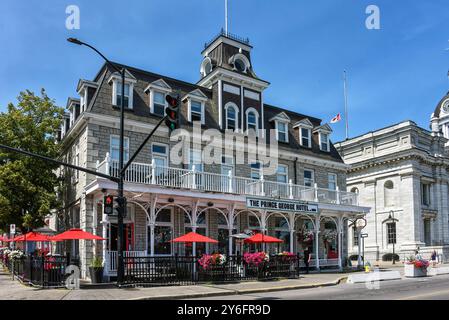 Kingston, Canada - 15 agosto 2021: Il Prince George Hotel, in Market Square, è una composizione di edifici in pietra calcarea pre-1850 integrati in un unif Foto Stock