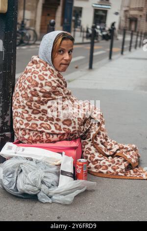 Parigi, Francia - 21 giugno 2022: Donna zingara senzatetto che chiede soldi per le strade. Foto Stock