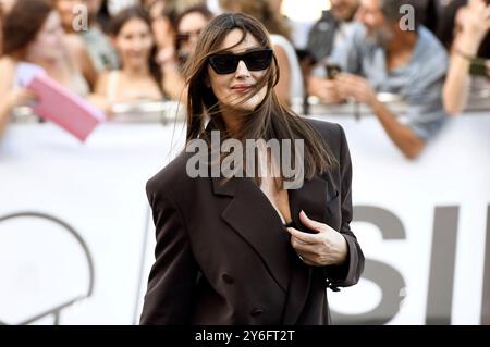 Monica Bellucci bei der Ankunft am Hotel Maria Cristina auf 72 dem. Internationalen Filmfestival San Sebastian / Festival Internacional de Cine de San Sebastian. San Sebastian, 25.09.2024 *** Monica Bellucci arrivo all'Hotel Maria Cristina al 72° Festival Internazionale del Cinema di San Sebastian, 25 09 2024 foto:XC.xNiehausx/xFuturexImagex bellucci burton 4917 Foto Stock