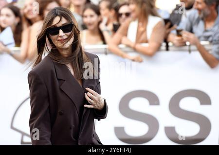 Monica Bellucci bei der Ankunft am Hotel Maria Cristina auf 72 dem. Internationalen Filmfestival San Sebastian / Festival Internacional de Cine de San Sebastian. San Sebastian, 25.09.2024 *** Monica Bellucci arrivo all'Hotel Maria Cristina al 72° Festival Internazionale del Cinema di San Sebastian, 25 09 2024 foto:XC.xNiehausx/xFuturexImagex bellucci burton 4916 Foto Stock