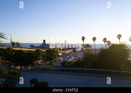 La folla si riunisce sotto il cartello del porto degli yacht di Santa Monica, godendosi una giornata di ristoranti all'aperto, pesca sportiva e nautica lungo il pittoresco lungomare. Foto Stock