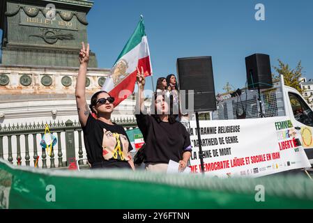 Due giovani donne con la V per la vita durante una canzone iraniana. Donna vita libertà. Manifestazioni in occasione di due anni dall'assassinio di Jina Mahsa Amini, avvenuto il 16 settembre 2022 a Teheran, e per sostenere il popolo iraniano nella sua ricerca della libertà, della laicità e della democrazia. Francia, Parigi, 15 settembre 2024. Foto di Patricia Huchot-Boissier / Agence DyF. Foto Stock