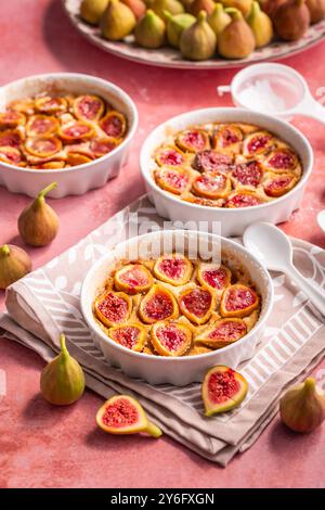 Deliziosa torta di fichi fatta in casa sul tavolo della cucina Foto Stock