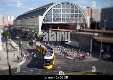 Berlino, Germania, 21 luglio 2009, i visitatori navigano attraverso Alexanderplatz mentre un tram passa accanto all'iconica stazione ferroviaria di Berlino, catturando la città Foto Stock