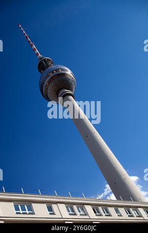 Le iconiche torri Fernsehturm sopra lo skyline di Berlino, che mostrano il suo design distintivo contro un cielo blu chiaro. Foto Stock