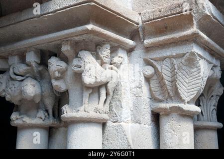 Barcellona, Spagna, 4 settembre 2008, intricati capitelli di pietra con sculture espressive adornano le colonne dello storico monastero i di Sant Pau del campo Foto Stock