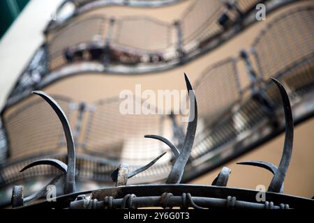 Barcellona, Spagna, 4 settembre 2008, la caratteristica ringhiera della terrazza di Casa Batlló mette in mostra Gaudís uno stile architettonico unico nella vibrante Barcellona. Foto Stock