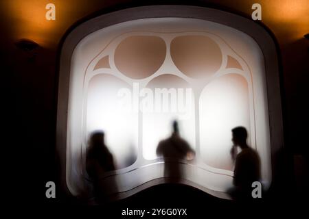 Barcellona, Spagna, 4 settembre 2008, i visitatori ammirano la caratteristica finestra architettonica di Casa Batlló, che mostra l'arte e la creatività di Gaudís a Barce Foto Stock