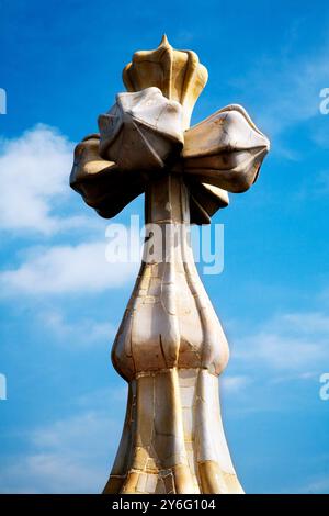 Barcellona, Spagna, 4 settembre 2008, la croce in cima a Casa Batlló riflette il caratteristico stile architettonico di Gaudís contro un cielo blu limpido a Barcellona. Foto Stock