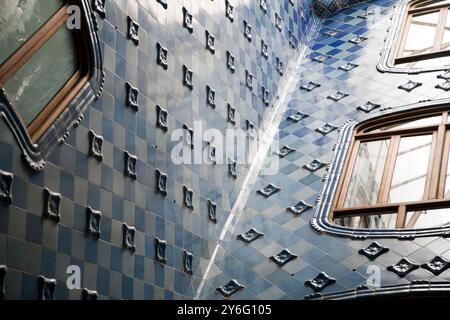 Barcellona, Spagna, 4 settembre 2008, scopri le intricate piastrelle blu e l'architettura unica del patio Casa Batlló di Barcellona, un capolavoro di Anton Foto Stock