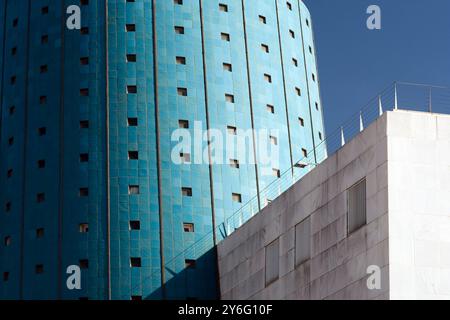 L'edificio Pabellón de Andalucía mostra la sua architettura distinta, riflettendo il suo ruolo nell'expo di Siviglia del 1992, ora sede di RTVA. Foto Stock