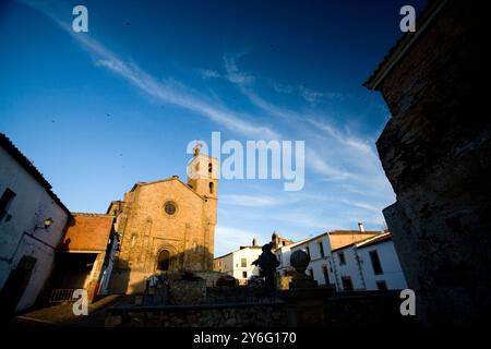 La storica Iglesia de Santa María de Almocóvar si erge orgogliosamente contro un cielo crepuscolo a Alcántara, riflettendo il suo ricco patrimonio culturale. Foto Stock