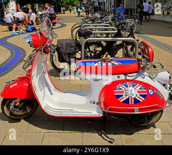 Scooter elegante e ben tenuto con verniciatura a tema inglese/The Jam Foto Stock