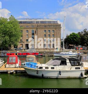 Arnolfini, galleria d'arte dall'altra parte del porto con barche colorate, Bristol, Inghilterra occidentale, Regno Unito. 2024 Foto Stock