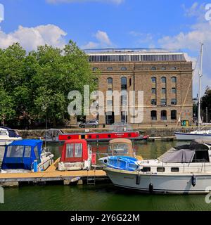 Arnolfini, galleria d'arte dall'altra parte del porto con barche colorate, Bristol, Inghilterra occidentale, Regno Unito. 2024 Foto Stock