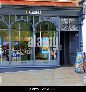 Negozio di prodotti da forno Greggs, Bristol, Inghilterra occidentale, Regno Unito. 2024 Foto Stock