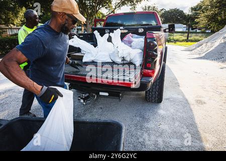 Tampa, Florida, Stati Uniti. 24 settembre 2024. I dipendenti del dipartimento ricreativo e dei parchi della città di Tampa riempiono sacchi di sabbia e li distribuiscono ai residenti per mitigare gli effetti inondanti della tempesta tropicale Helene, che sta diventando un uragano di categoria 3 secondo il National Weather Service. (Credit Image: © Dave Decker/ZUMA Press Wire) SOLO PER USO EDITORIALE! Non per USO commerciale! Foto Stock