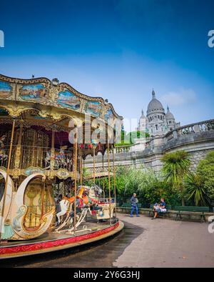 09 25 2024 - Parigi, Francia. Carosello retrò di Saint-Pierre a Montmartre di fronte alla Basilica del Sacro cuore Foto Stock