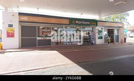 Morrisons Daily Kiosk Shop con stazione di rifornimento ora di proprietà del gruppo MFG Foto Stock