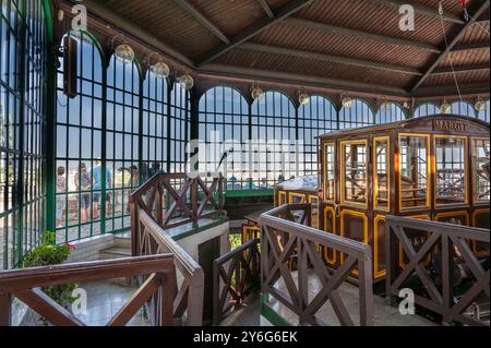 Budapest, Ungheria. 26 agosto 2022. Foto della stazione della funivia d'epoca che collega Buda e Pest. Il perfetto stato di manutenzione e conservazione Foto Stock