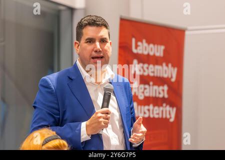 Liverpool, Regno Unito. 24 SETTEMBRE 2024. Richard Burgon interviene all'evento "Socialist Solutions to the Crisis", organizzato dall'Assemblea laburista contro l'austerità e dal gruppo socialista di parlamentari laburisti. Il gruppo di esperti era composto dai seguenti: Richard Burgon, John McDonnell, Zarah Sultana, Nadia Whittome, Fran Heathcote (Segretario generale DEL PCS) Daniel Kebede (Segretario generale della NEU) Matt Wrack, Segretario generale della FBU, Steve Witherden, Jess Barnard. Credito Milo Chandler/Alamy Live News Foto Stock