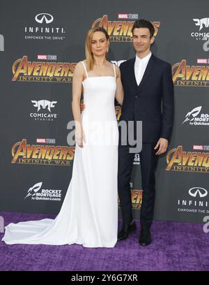 Brie Larson e Alex Greenwald alla prima di Disney e Marvel 'Avengers: Infinity War' tenutasi all'El Capitan Theatre di Hollywood, USA il 23 aprile 2018. Foto Stock