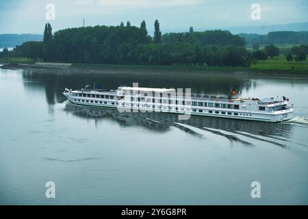 Una nave da crociera passa per le Trait, Francia, dipartimento Senna-marittimo, Normandia Foto Stock