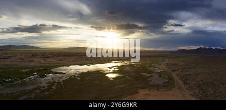 Panorama aereo delle dune di sabbia Elsen Tasarhai (Bayan Gobi) e del lago al tramonto in Mongolia Foto Stock
