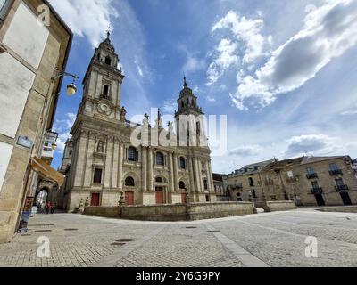 Lugo, Spagna, 6 settembre 2023: Veduta sulla Cattedrale di Lugo e Praza Pio XII in Galizia, Spagna, Europa Foto Stock