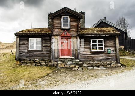 Roros, Norvegia, maggio 2015: Casa tradizionale in legno nello storico villaggio minerario di Roros, Europa Foto Stock