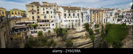 Ronda, Spagna, aprile 2023: Vista sui ristoranti e le case costruite sulle scogliere di Puerte Nuevo a Ronda, Europa Foto Stock