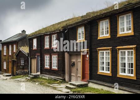 Roros, Norvegia, maggio 2015: Casa tradizionale in legno nello storico villaggio minerario di Roros, Europa Foto Stock