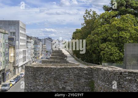 Lugo, Spagna, 6 settembre 2023: Veduta sulle antiche mura romane che circondano la città che si trova lungo il camino primitivo, Europa Foto Stock