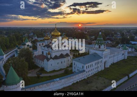 Vista aerea del famoso monastero di Ipatievskij (Hypatian) nell'antica città turistica di Kostroma al tramonto, Russia, Europa Foto Stock