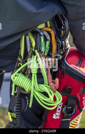 Equipaggiamento dei soccorritori in altezza dei vigili del fuoco di Gelsenkirchen, che praticano la discesa da una turbina eolica da un'altezza di 110 metri dopo il salvataggio Foto Stock