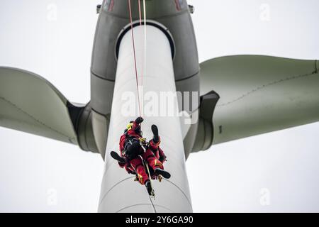 I soccorritori in altezza dei vigili del fuoco di Gelsenkirchen praticano la discesa da una turbina eolica da un'altezza di 110 metri dopo aver salvato un incidente Foto Stock
