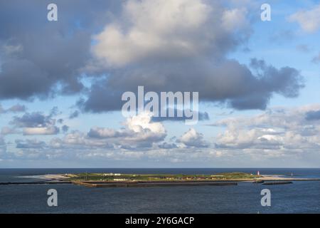 Duna dell'isola al largo di Helgoland, spiaggia a sud con faro, bungalow con villaggio di dune, cielo nuvoloso, sole, Mare del Nord, distretto di Pinneberg, Schles Foto Stock