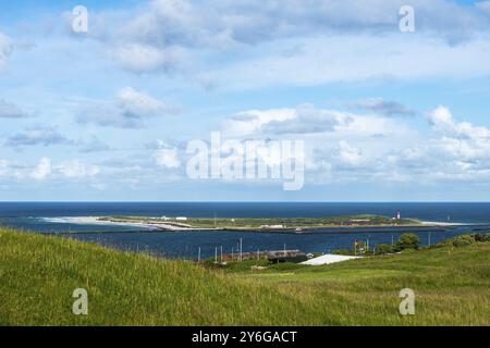 Vista dall'Oberland ondulato alla duna dell'isola al largo di Helgoland, vista dall'Heligoland Oberland, spiaggia sud con faro, No Foto Stock