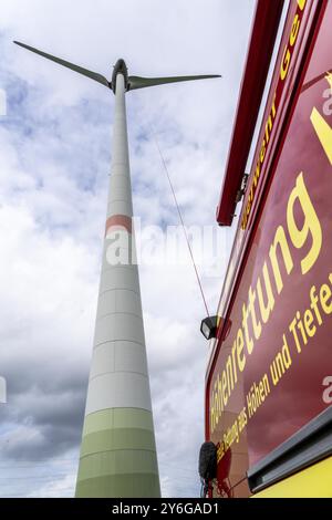 I soccorritori in altezza dei vigili del fuoco di Gelsenkirchen praticano la discesa da una turbina eolica da un'altezza di 110 metri dopo aver salvato un incidente Foto Stock