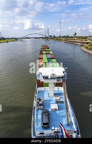 La nave da carico olandese Vrido, carica di container, sul Reno vicino a Duisburg, che scende, dietro il cosiddetto ponte di solidarietà sul Reno, Foto Stock