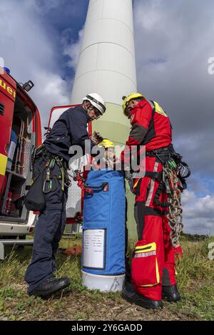 I soccorritori in altezza dei vigili del fuoco di Gelsenkirchen praticano la discesa da una turbina eolica da un'altezza di 110 metri dopo aver salvato un incidente Foto Stock