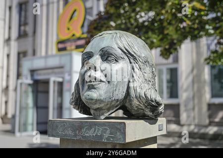 Busto di Claire Waldoff di fronte al Quatsch Comedy Club, Friedrichstrasse, Mitte, Berlino, Germania, Europa Foto Stock